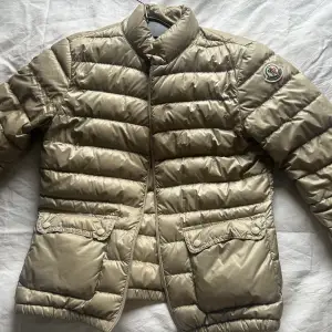 Moncler Jacka Dam  XS/S  Nypris: 9000 kronor Pris nu: 5000 Pris kan diskuteras