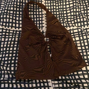 Topp - Helt ny, den har bara stått i min garderob. Den passar jättebra. Men skulle rekommendera en bh utan axelband till den. 