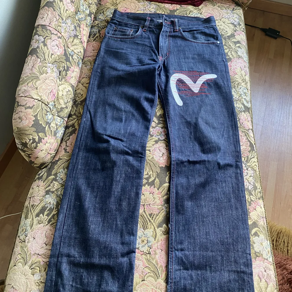 Säljer dessa ursnygga evisu jeans som knappt är använda. 😍 Säljer de pågrund av att de inte kommit till användning så mycket😢skriv till mig om ni vill att jag ska skicka mer bilder på Jeansen . Jeans & Byxor.