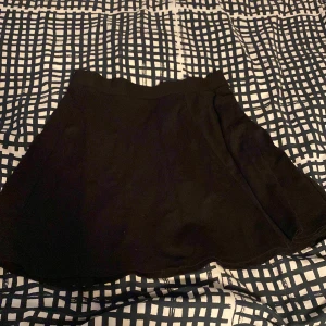 Kjol - Kort kjol slutar par cm över knäna. Jätteskön. 