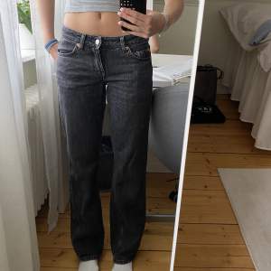 Fina gråa/svarta jeans från Weekday i modellen arrow low. Köpta här på Plick men är i mycket bra skick. Säljer pga inte använder så mycket❤️❤️