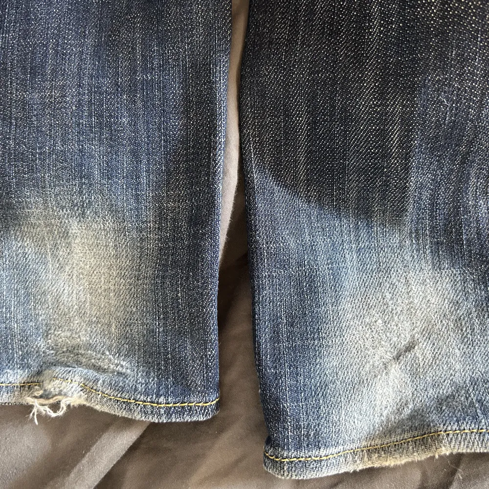 Skitsnygga rock and republik jeans. Köpta second hand i london för 400. Säljer då de inte passar längre. Lite slitna längst ner på byxbenet där bak.. Jeans & Byxor.