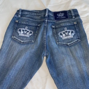 Victoria Beckham jeans - Victoria Beckham bootcut jeans  Storlek 27 (i vanlig storlek typ S)   Säljer eftersom dom var för små på mig som har storlek M, men längden passade perfekt på mig är 163cm lång.   Byxorna mäter 40cm över höftbenen