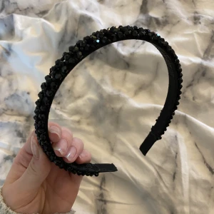 Diadem  - Säljer detta jätte fina diadem från ur&penn då det aldrig har kommit till användning 💖 Kontakta för mer info/bilder☺️