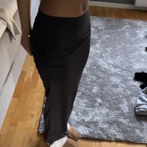 Lång kjol - Lång kjol från ginatricot. Aldrig använd! Säljer då jag får användning för den💞köpt för 280kr