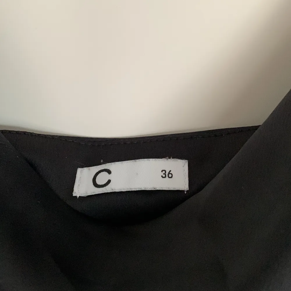 En svart ”silkes” klänning från Cubus, använd en gång därav att jag säljer den:) strl 36 men passar även 38 . Klänningar.