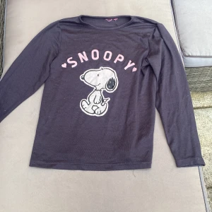 Sovtröja  - En jätteskön sovtröja ifrån primark i spanien. Säljer för att jag har för många sovtröjor.