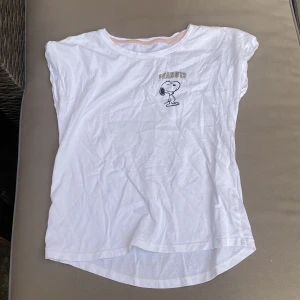 T-shirt  - Säljer för att den är för liten och inte min smak på kläder. Jag har använt det kanske tio gånger, i jättefint skick