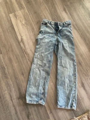 Jeans  - Jeans köpta och sparsamt använda från Lindex  Kan skickas mot att köparen betalar fraktkostnaden 