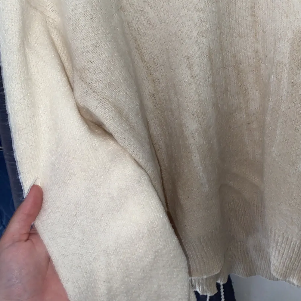 Har blivit för liten för mig! Dax att någon annan använder upp denna fina stickade tröja! Går att matcha med allt då färgen e ganska beige vit! . Stickat.