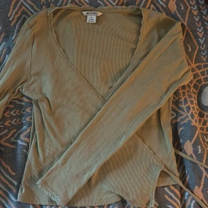 knyttopp🪷 - så söt knyttopp från monki i xs, funkar både till vardag och fest💕 säljer då den inte kommer till användning