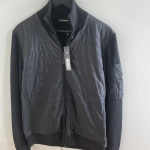 J.Lindeberg cardigan  - Säljer en helt ny J.Lindeberg cardigan! Tagsen sitter kvar! Årets modell! Nypris 3299kr! Mitt pris 1900kr! Hör gärna av dig om du har frågor!