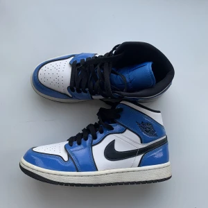  Air Jordan 1 mid ”signal blue” - Ett par jordan 1’s köpte för några år sen, använda Max 10x. Skick 10/10. Ett par creace skydd ingår;) ordinarie pris 3299 Bara att höra av sig om funderingar! 