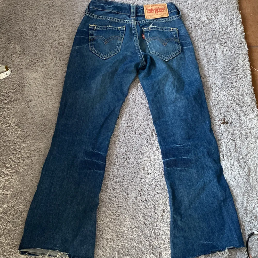 Supersnygga Levis lowwaist jeans. Innerbenslängd 70 cm, midjemått 34 cm💕 JAG FRAKTAR INTE TYVÄRR❤️. Jeans & Byxor.