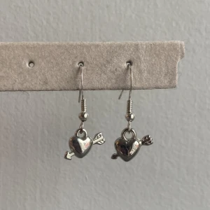 Örhängen  - De är i rostfritt stål och är knappt använda. Köparen står för frakten.❤️🫶