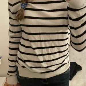 Randig tröja  - En fin randig tröja från massimodutti!! Säljer pga att den aldrig kommer till användning!! Frakten ingår inte i priset! 💗