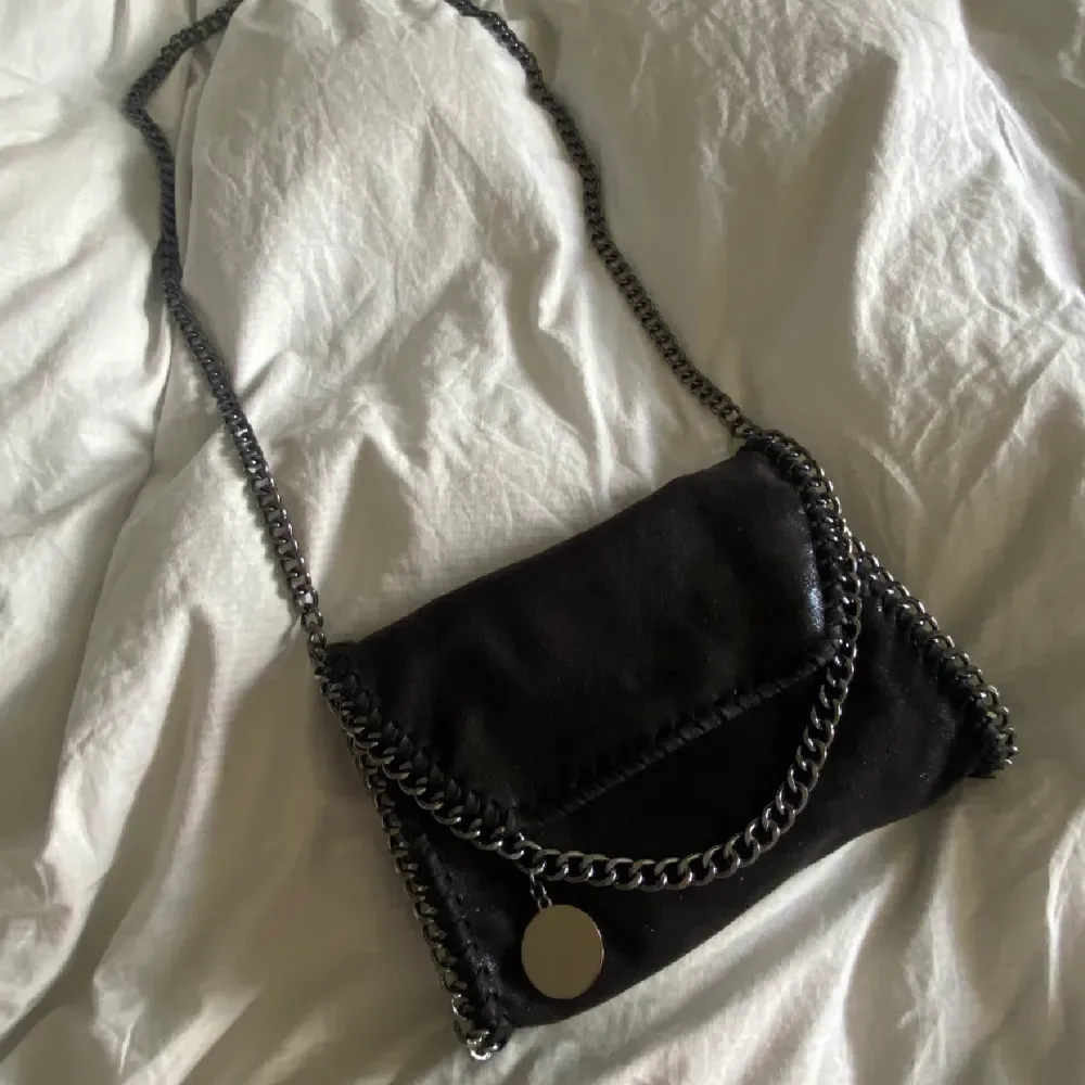 Säljer denna fake Stella Mcartney väska! Säljs då den tyvär inte kommer till användning :( Vid eventuella frågor eller funderingar kom privat!💓💓. Väskor.