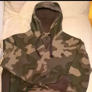 RAW Kamouflage hoodie Stl Large.  Fläckfritt, djur samt rökfritt.