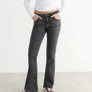 As snygga bootcut jeans från Gina som är slutsålda i alla storlekar! Köpt från Gina Young i storlek 158/164! Kontakta mig vid frågor och bilder💕💕💕