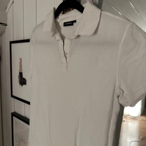 J.Lindeberg Piké  - J.Lindeberg Piké, använd under en specifik vecka sen aldrig mer använd. Passar både S och M. 