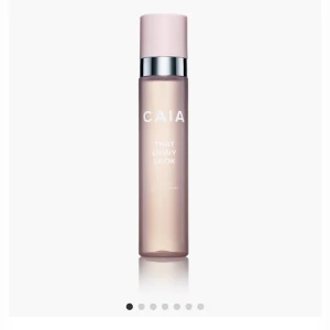 Caia that dewy look settingspray - Säljer denna caia settingspray, inköpt väldigt nyligen men kommer tyvärr inte till användning💓 se mängd på andra bilden, hör av er vid frågor!