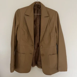 Jacka - Perfekta vårjackan. Passar en storlek S.