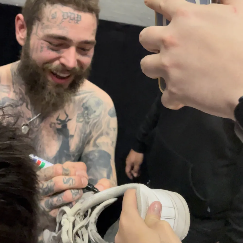 Post Malone signerade Airforces. De är ganska slitna men går att fräscha upp dem. Videobevis på att han signerade båda finns. . Skor.