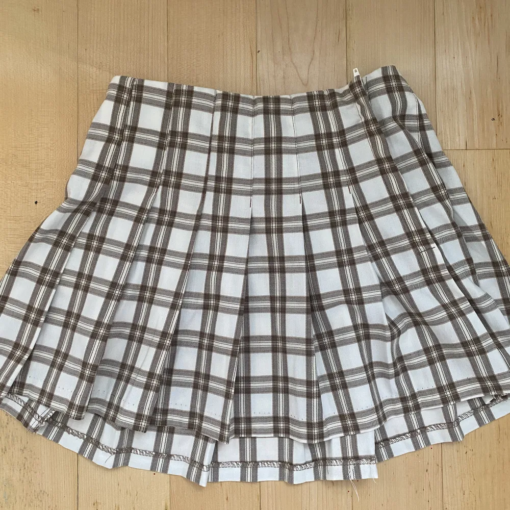 Säljer denna vackra plisserade (plaid) kjolen från h&m pga att jag köpte fel storlek☘️ Köpte för 199 kr men säljer för 125 kr. Fri frakt och priset kan diskuteras vid snabba köp!💕 . Kjolar.