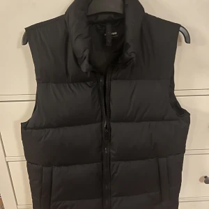 Everest väst - En väldigt fin mörklblå Everest väst som passar till nästan allt. Sitter lite löst mot kroppen som är väldigt skönt 249 kr (nypris 549). 