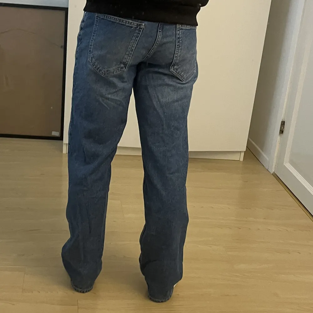 Dessa raka jeans (space) från weekday är perfekt för er som gillar Stockholmsstil osv. Säljer för jag inte använder de då de inte är min stil, knappt använda Köpa för 600kr. Jeans & Byxor.