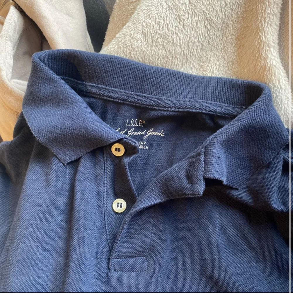 Polotröja från H&M i marinblått och storlek S. Använd några gånger men fortfarande i bra skick. Köpare står för frakt 🚚 . T-shirts.