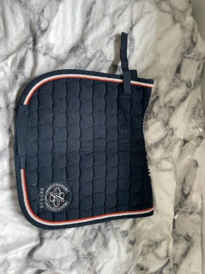 Schabrak  - Fint schabrak i stl ponny/ liten cob. Det ser smutsigt t men det är bara katthår och självklart så tvättas det innan det blir sålt