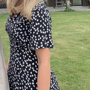 Sommarklänning - Fantastisk klänning (speciellt till midsommar) från MORRIS. Endast använd vid två tillfällen, så i väldigt fint skick. Köpt på affären DEBUT i Örebro. Går ner till ungefär mitten av smalbenet på mig som är 170 cm. Storlek 36.