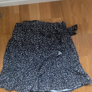 Kjol - Det är svårt att se designen på kjolen men den har som en volang som går snett ner och sen en knytning uppe som man knyter själv för att kunna välja hur hårt den ska sitta också. Pris kan diskuteras 💕 