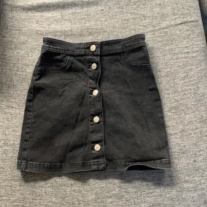 Svart jeans kjol  - Svart jeanskjol från H&M, endast använd ett fotal gånger 