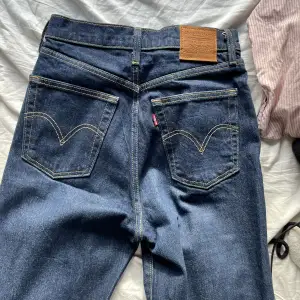 Säljer dessa jätte fina Levis jeans som tyvärr blivit för små. Nyskick och knappt använda. Långa i benen, jag  är 172 och dom är inte förkorta för mig.  Skriv privat för mer bilder 🌟