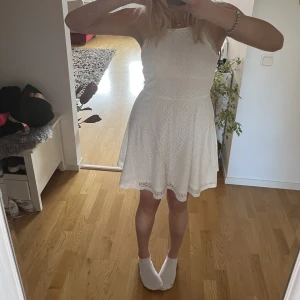 Studentklänning - Supersöt stundentklänning, använd 1 gång! Den är från hm och passar s-m strl 38.  Tror den köptes för ca 400kr