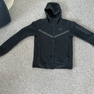 Nike tech - En Nike tech fleece i färgen svart, skick 8/10 köptes i augusti 2022. Kan köpa både byxorna och tröjan för 700