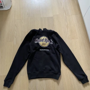 Hard Rock Café Hoodie - Hard Rock Café Hoddie storlek S. Aldrig använd. Katt i hemmet men tvättas innan leverans. Kan mötas upp eller skicka:)