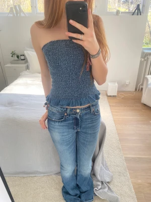 Lågmidjade jeans zara - Säljer mina slutsålda bootcut zara jeans💙bra skick förutom lite slitningar där nere. Kontakta för fler bilder