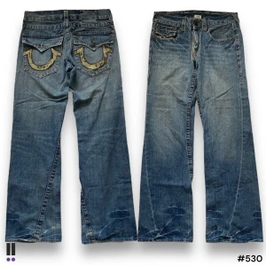 true religion jeans 530 - 💜Model: N/A 💜Tag: N/A 💜Waist: 40cm 💜Inseam: 80cm 💜Outseam: 105cm 💜Leg opening: 25cm 💜Flaws: saknar knapp på vänster bakficka, tyget har lossnat lite på trycket 