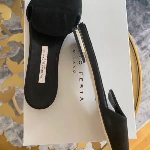 Sandaler från Milano - Säljer mina italienska, svarta sommar skor i stl 37.Knappt använda. Märket är Roberto Festa. Ny pris 1895kr Säljer för mindre än halva pris 😊 555kr Skickas med PostNord