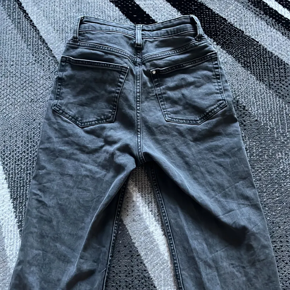 Jag säljer ett par gråa jeans från H&M på grund av att dem är för små. använda några gånger men inga fläckar. ❤️. Jeans & Byxor.