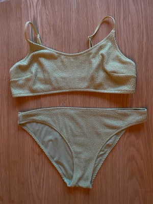 BIKINI - H&M  - Topp - storlek 46  Nederdel - storlek 46 
