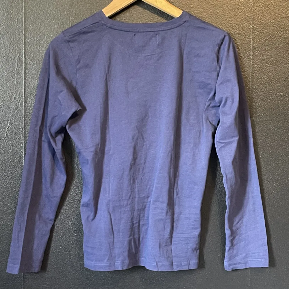 Detta är en mörk blå Hampton Republic tröja. Både kille och tjej kan ha den. Storlek 158-164. T-shirts.