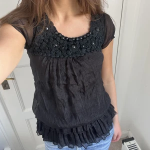 Topp!  - Så snygg topp med volanger längst ner!❤️