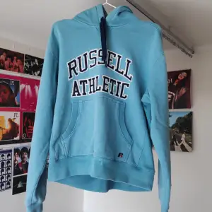 Blå Russell hoodie, Lite nopprig och har en liten fläck men annars bra skick.