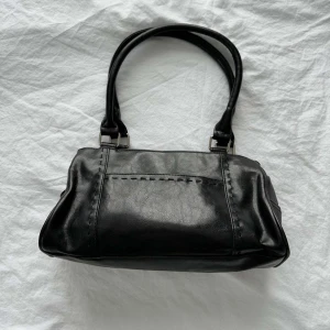 Väska - Svart väska med många fack