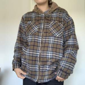 En zipupp hoodie med skjort mönster, mycket varm