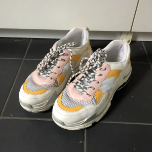 Färgade Sneakers - Ett par färglagda sneakers från ett märke vid namnet Duffy. Dem är använda ca 2-5 gånger och är i väldigt fint skick. Dem är köpta för 1100 och mitt pris är fast vid 800.